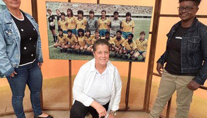 1782569711_sem_censura_da_tv_brasil_recebe_pioneiras_do_futebol_feminino_a_um_ano_da_copa_do_mundo_da_modalidad.jpeg