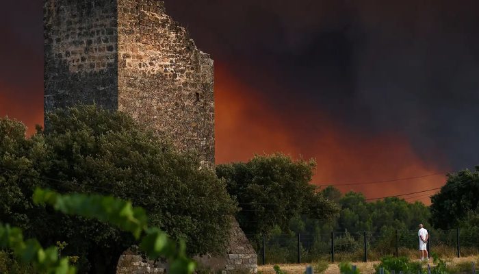 2026-07-22t135353z_1_lynxmpem6l1cg_rtroptp_4_europe-weather-france-wildfire.jpg