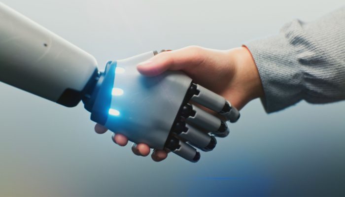 Destaque-Inteligencia-artificial-e-humano-aperto-de-mao-scaled.jpg