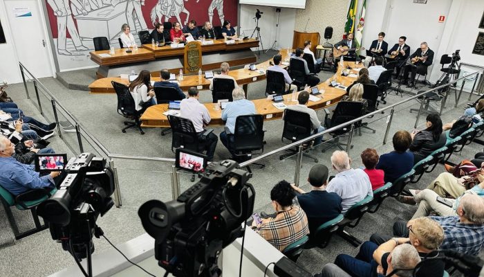 arnaldo-savegnago-e-homenageado-em-sessao-especial-na-camara-de-erechim.jpg