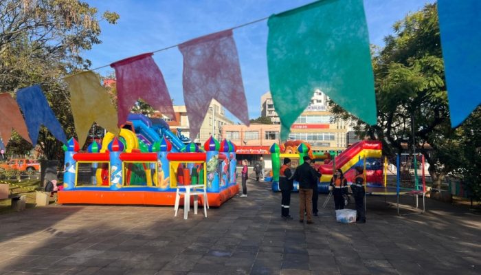 arraia-da-vacinacao-transforma-praca-jayme-lago-em-espaco-de-prevencao-musica-e-diversao-para-toda-a.jpeg