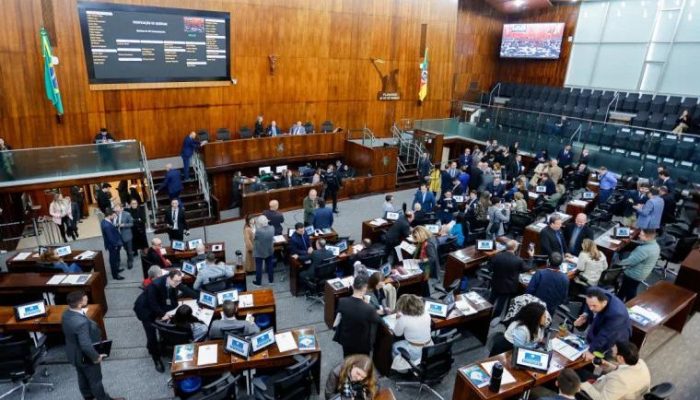 assembleia-do-rs-derruba-veto-de-leite-e-aprova-o-fim-da-taxa-de-licenciamento-veicular1787750111.jp_.jpeg