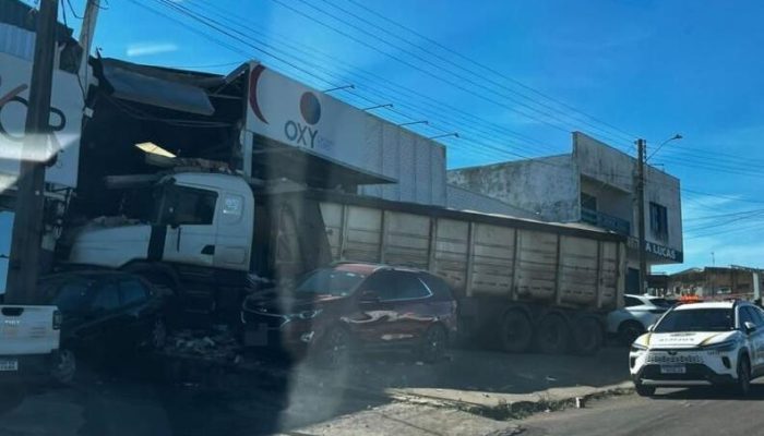 caminhao-desgovernado-causa-estragos-em-empresas-e-veiculos-na-br-285-em-carazinho1778695672.jpg