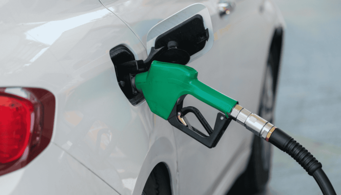 carro-sendo-abastecido-com-gasolina-em-um-posto-1024x576.png