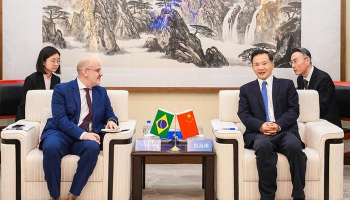 ebc_firma_parceria_inedita_com_china_media_group.jpg