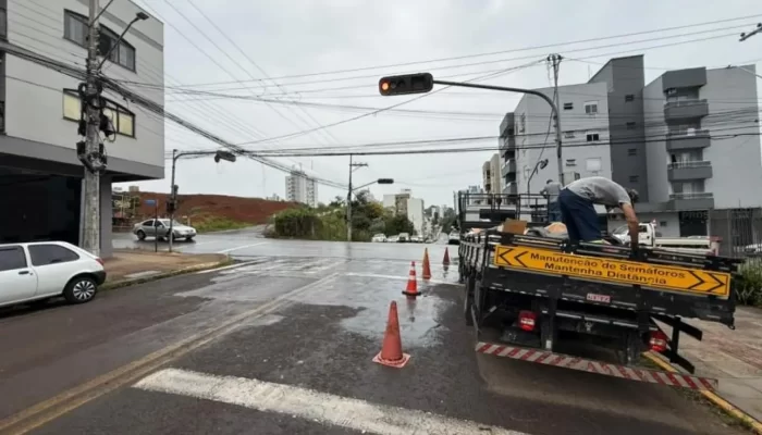 erechim-instala-novos-semaforos-para-reforcar-seguranca-no-transito-1450x850-ef424aba.webp.webp