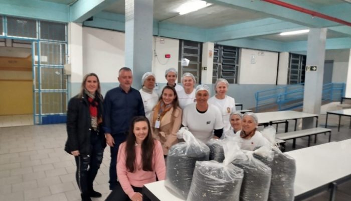 escola-municipal-barao-do-rio-branco-recebe-100-quilos-de-feijao-organico-por-meio-de-programa-de-in.jpeg