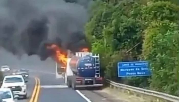 incendio-em-caminhao-de-combustiveis-bloqueia-br-386-1450x850-413832c9.webp.webp