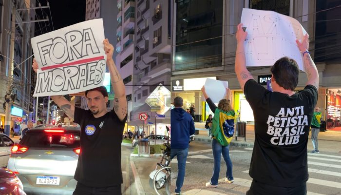 jair-renan-bolsonaro-cartaz-lula-moraes-stf-balneario-camboriu.jpg