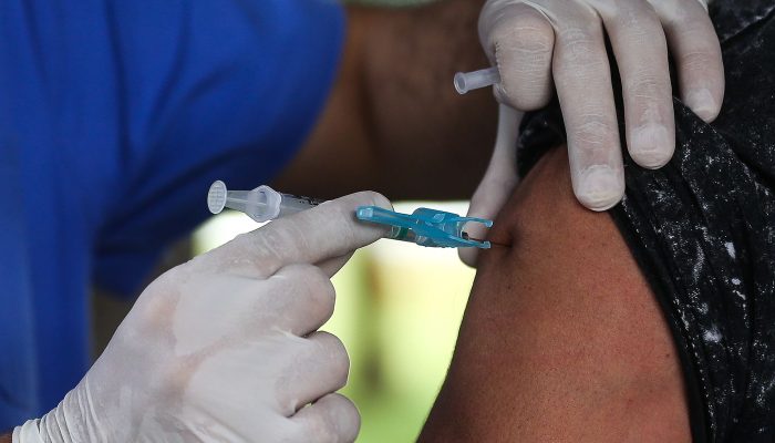 movimentacao_de_idosos_no_posto_da_612_sul_para_vacinacao_contra_influenza2403209966.jpg