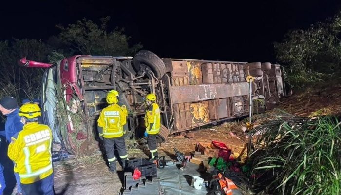 onibus-que-saiu-de-gramado-com-destino-ao-paraguai-tomba-em-sc-e-deixa-tres-mortos-e-oito-feridos-gr.jpeg