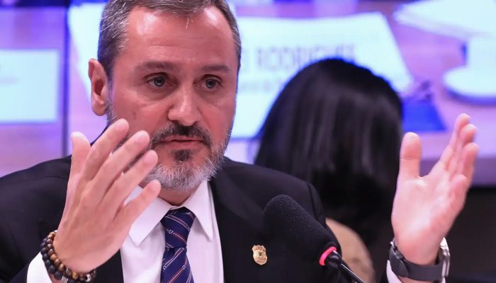policia-federal-retira-credenciais-de-agente-de-imigracao-dos-eua1776893294.jpg