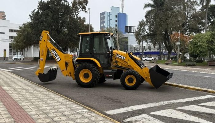 prefeitura-de-erechim-reforca-renovacao-da-frota-com-aquisicao-de-nova-retroescavadeira.jpg