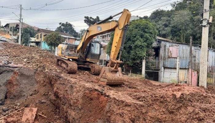 prefeitura-realiza-obra-de-saneamento-na-rua-emilio-noal-para-solucionar-problema-na-drenagem1784027.jpeg