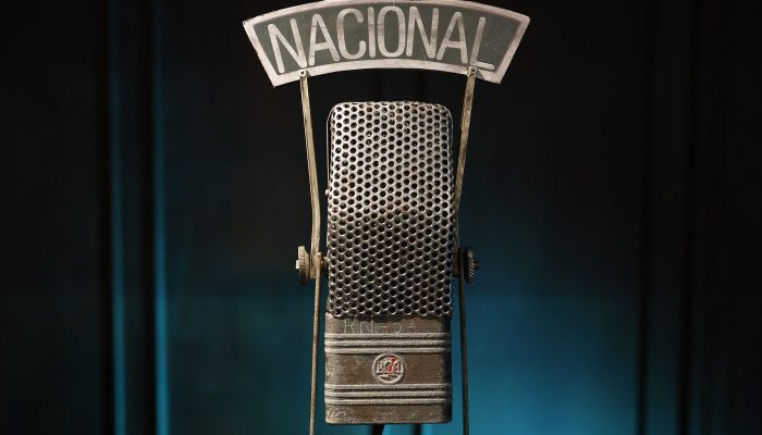 radio-memoria-radio-nacional-microfone-credito-fernando-frazao-agencia-brasil.jpg