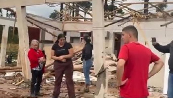 temporal-com-suspeita-de-tornado-destroi-50-casas-no-interior-do-parana.jpg