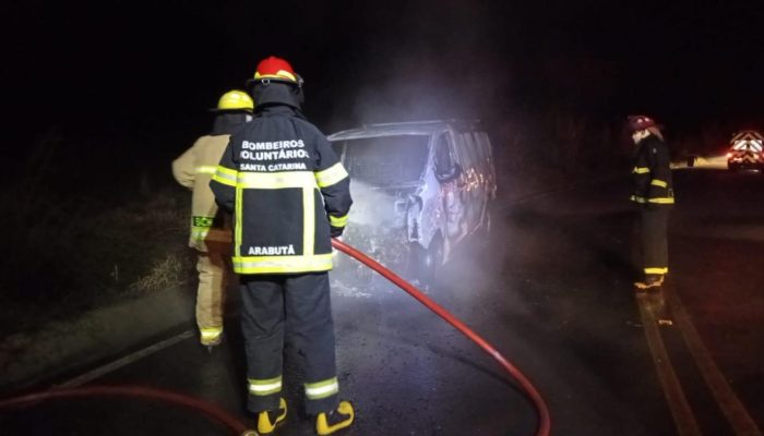 van-e-destruida-por-incendio-no-acesso-a-nova-estrela-em-arabuta.jpg